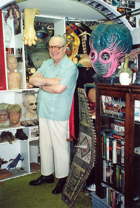 Forrest J. Ackerman in seiner Ackermansion